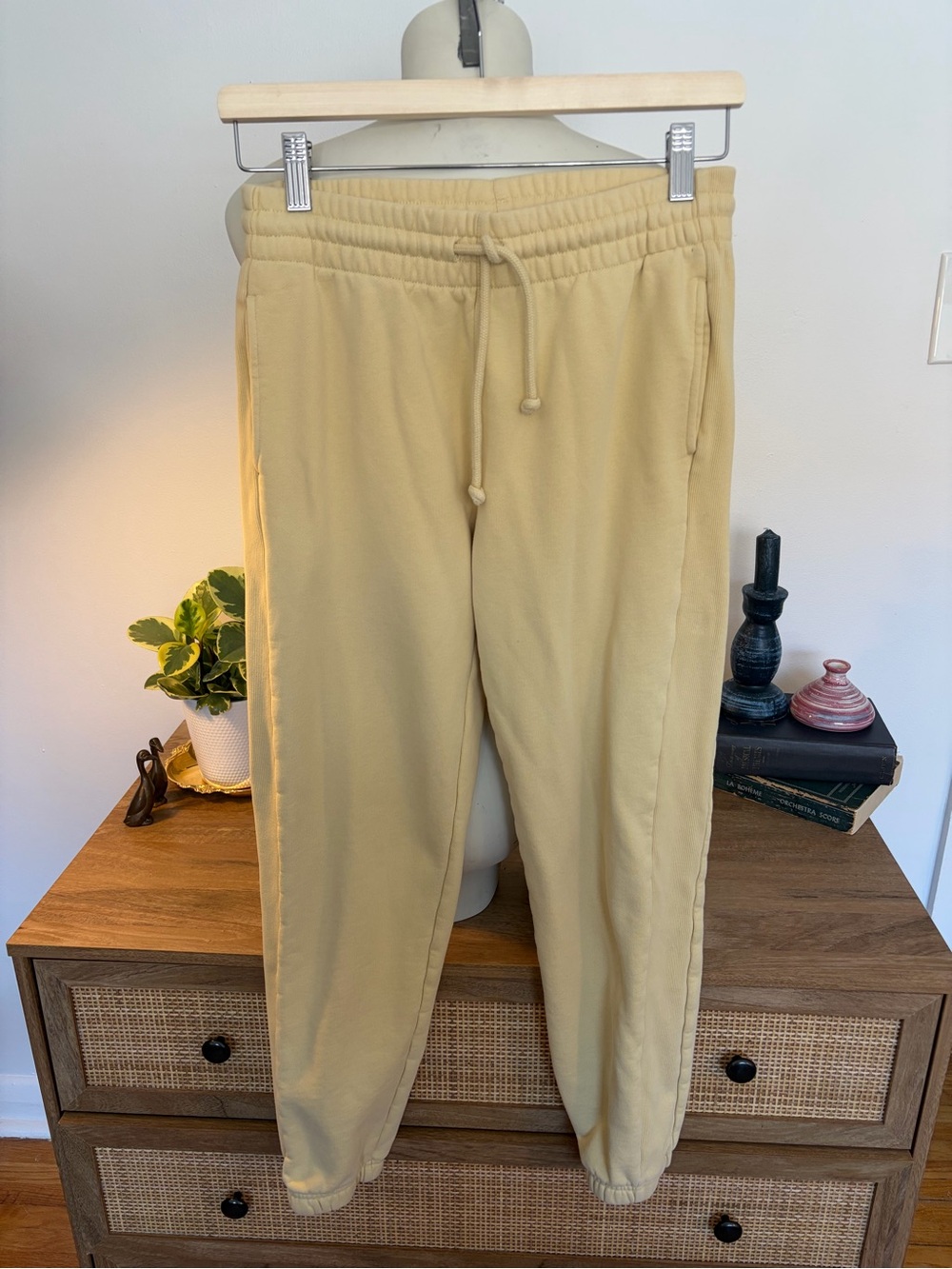 Aritzia Tna Cozy Fleece Boyfriend Sweatpants XS Yellow